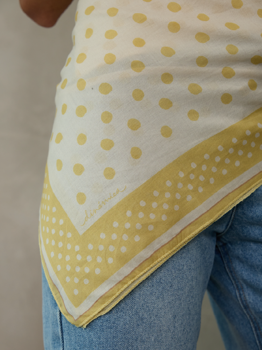 PAÑUELO ESTAMPADO AMARILLO