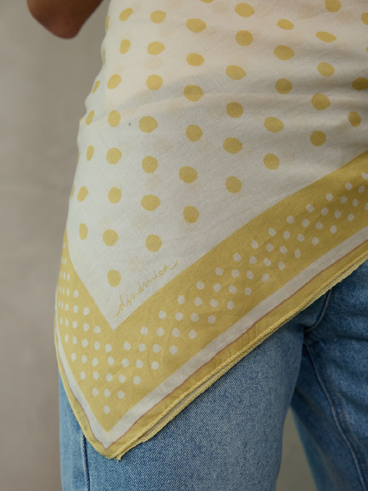 PAÑUELO ESTAMPADO AMARILLO